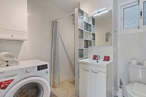 Shower, hair dryer, towels