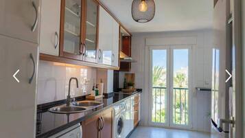 Een koelkast, een magnetron, een oven, een kookplaat