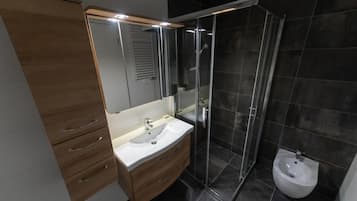 Comfort Apartment | Bilik Mandi | Tuala disediakan