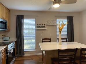 ダイニングテーブル