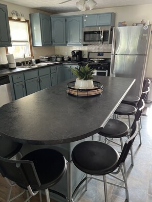 冷蔵庫、電子レンジ、オーブン、コンロ