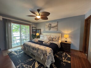 3 室のベッドルーム、WiFi (無料)、ベッドシーツ