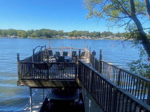 The Lake House Everyone Wants w/two decks, great amenities & optional Pontoon!