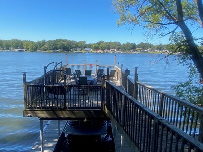 The Lake House Everyone Wants w/two decks, great amenities & optional Pontoon!