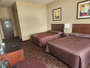 Laptop workspace, blackout drapes, iron/ironing board, free WiFi