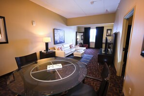 Signature Suite, Jetted Tub | Living area | Smart TV - Wild Rose Casino & Hotel Emmetsburg (Emmetsburg)