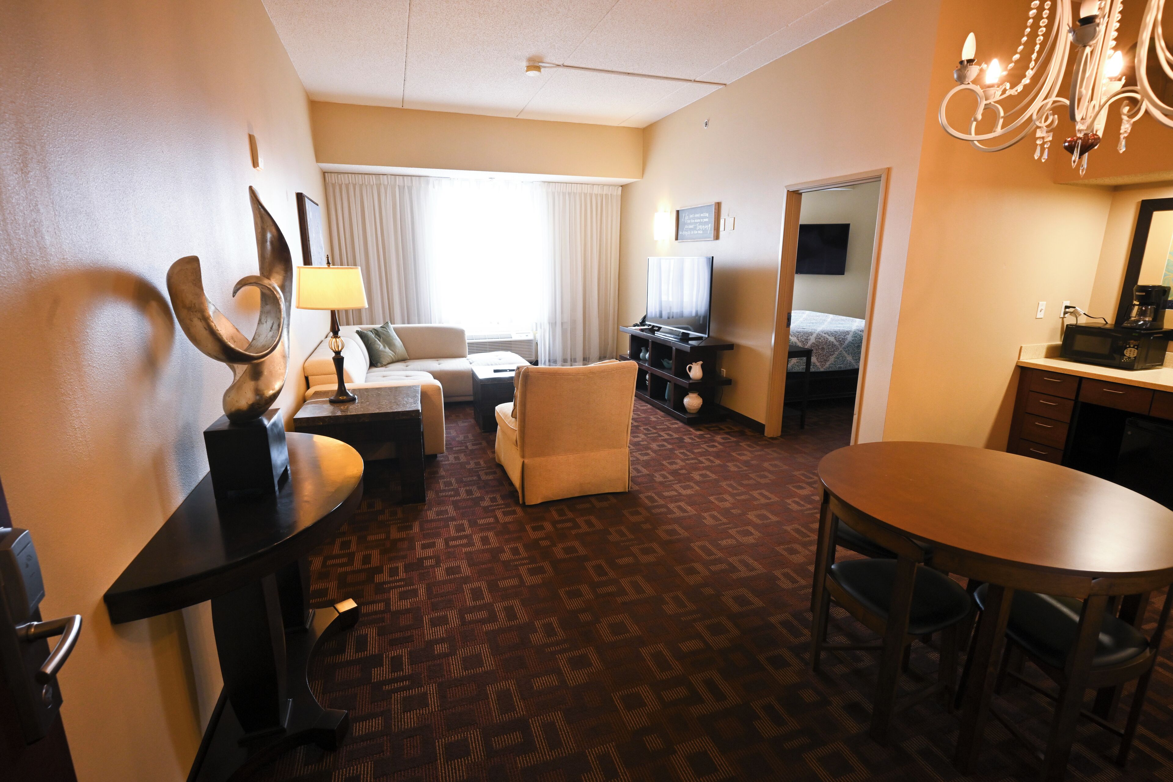 Honeymoon Suite, Jetted Tub | Ruang tamu | TV Pintar 