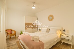 3 bedrooms, desk, iron/ironing board, travel cot - Top Modern Apartment in the port of Torrevieja, town centre (Torrevieja)