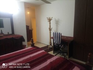 3 عدّة غرف نوم ومكواة/لوح كي وواي فاي وملاءات أسرّة