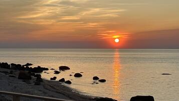 Sulla spiaggia, lettini da mare, teli da spiaggia