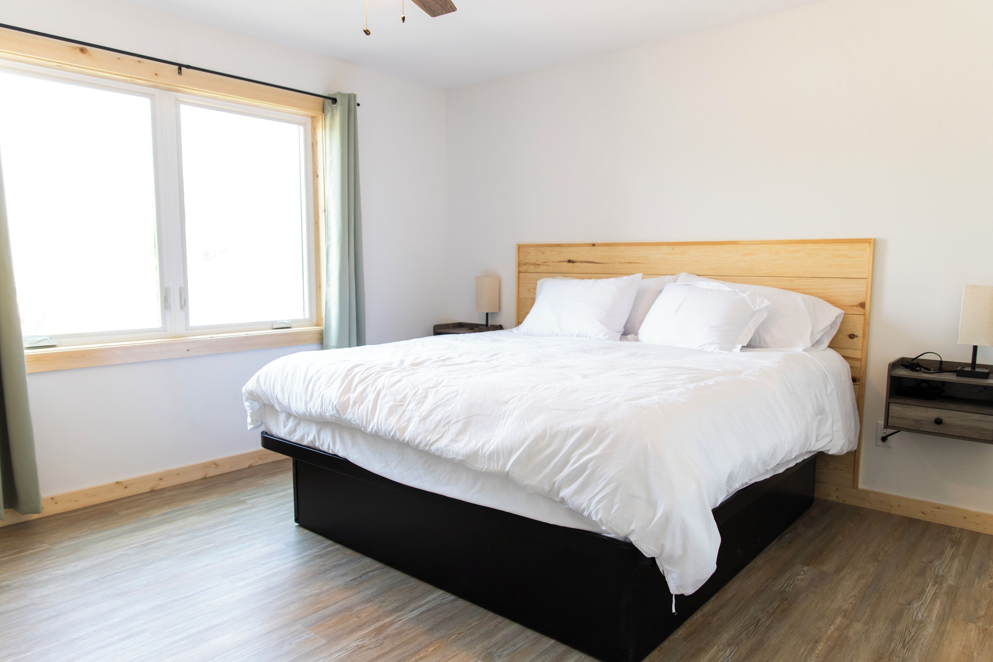 Literie de qualité, lit avec matelas à plateau-coussin, décor unique