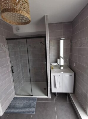Een douche, een haardroger, handdoeken, toiletpapier