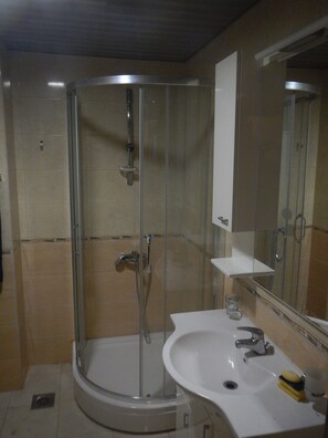 Pyyhkeet, saippua, vessapaperi