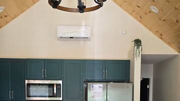 Microondas, horno, parrilla de estufa y lavavajillas