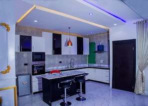 Full-sized fridge, microwave, oven, cookware/dishes/utensils - RichVilla Apartments & Hotels (Lagos)
