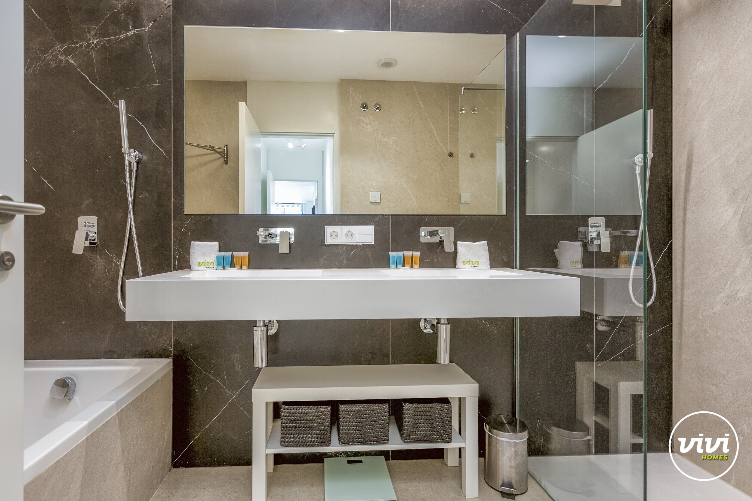 Ducha, secador de pelo, toallas, jabón