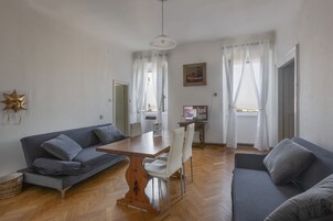 Appartamento panoramico | Area soggiorno | TV a schermo piatto, Netflix, servizi in streaming