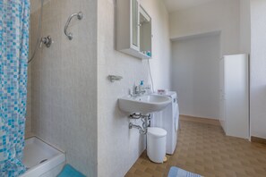Apartamento panorámico | Baño | Ducha, secador de pelo y toallas