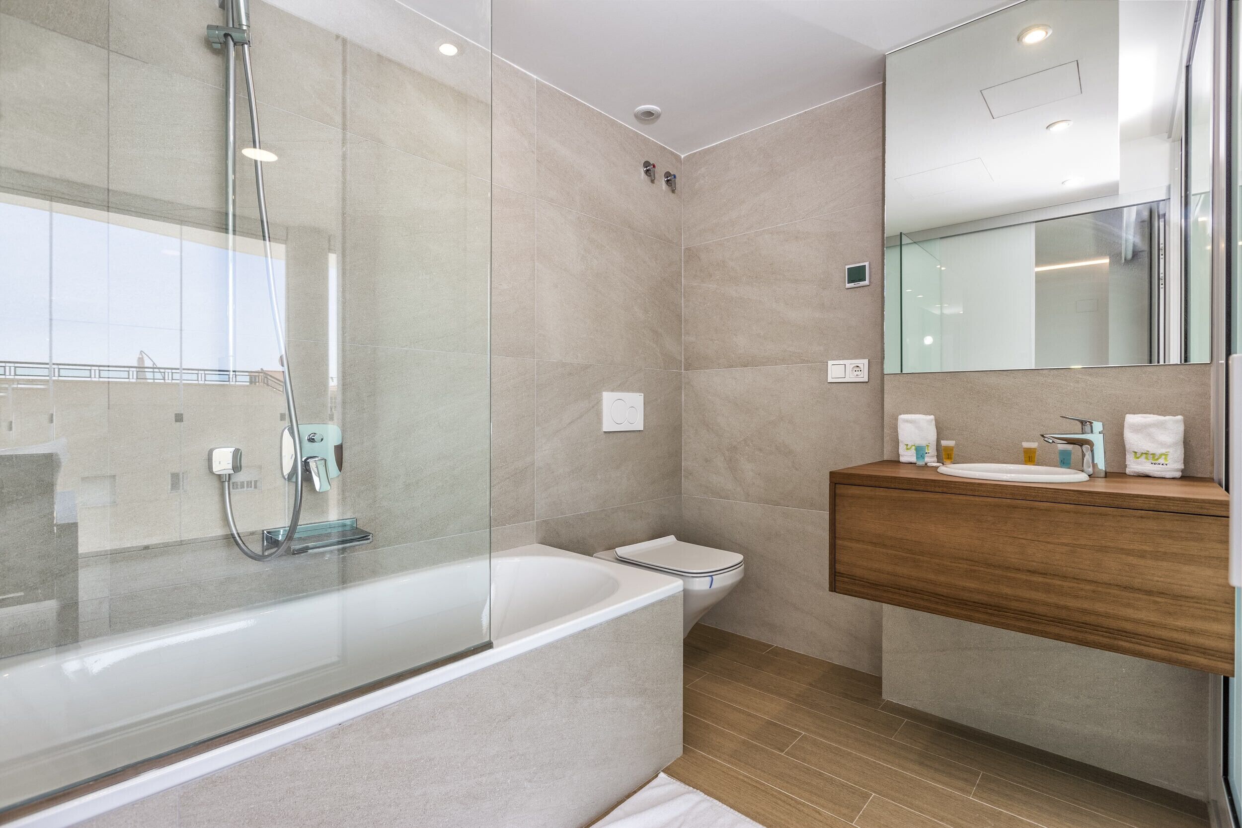 Baignoire, sèche-cheveux, serviettes fournies, savon