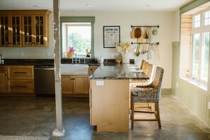 Fridge, oven, stovetop