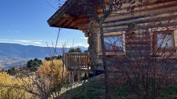 A wooden cabin with a balcony overlooking a mountainous landscape. - Chalet L'estaca: Vue sur la Nature (Font-Romeu-Odeillo-Via)