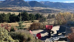 A deck with outdoor furniture overlooking a mountainous landscape. - Chalet L'estaca: Vue sur la Nature (Font-Romeu-Odeillo-Via)
