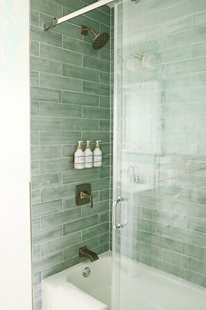 Regadera, amenidades de baño ecológicas, secadora de cabello, toallas 