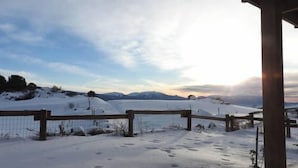 A snowy landscape with a wooden fence and a building structure. - Chalet les Petits Loups (Font-Romeu-Odeillo-Via)