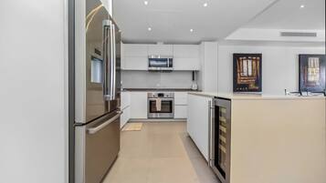 Full-size fridge, microwave, oven, stovetop
