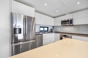 Full-sized fridge, microwave, oven, stovetop