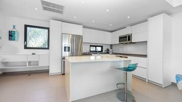 Full-size fridge, microwave, oven, stovetop