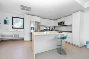 Full-size fridge, microwave, oven, stovetop - Acqua turquoise ocean views (Simpson Bay)