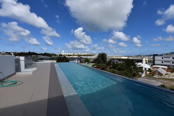 2 outdoor pools