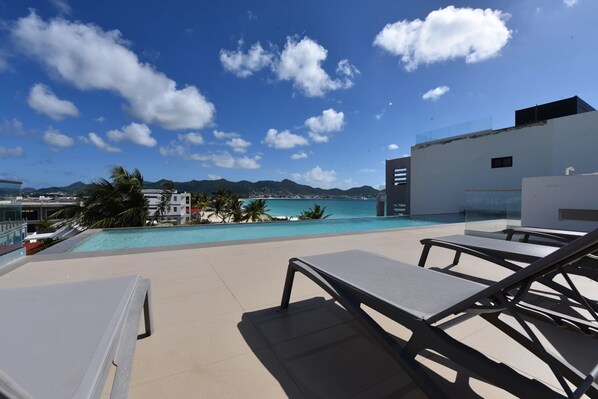 2 من حمّامات السباحة الخارجية