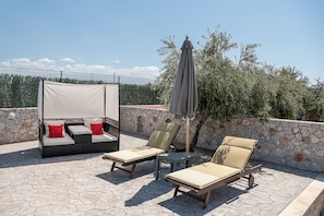 Terrace/patio - Alkistis Rustic Chalet with shared Pool, Garden, BBQ, close to Sandy Beach (Stavros)