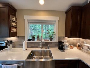 Kjøleskap, oppvaskmaskin, ismaskin og spisebord