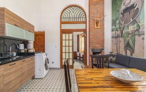 Refrigerador, microondas, lavavajillas, utensilios de cocina