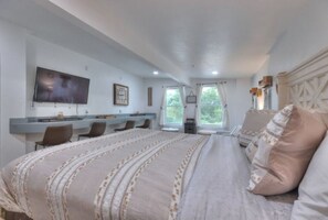 5 bedrooms, travel cot, free WiFi, bed sheets - 16-Acre: MountainView-3 Decks-FirePit-Trampoline Game Rm. 10 min. Shows n Lake (Branson)