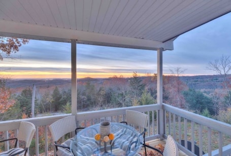 Outdoor dining. 16-Acre: MountainView-3 Decks-FirePit-Trampoline Game Rm. 10 min. Shows n Lake