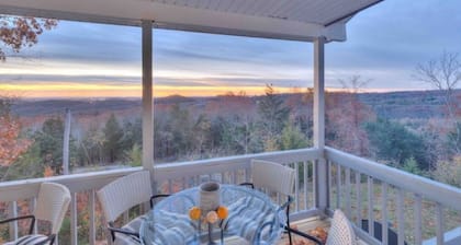 16-Acre: MountainView-3 Decks-FirePit-Trampoline Game Rm. 10 min. Shows n Lake