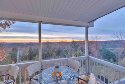 16-Acre: MountainView-3 Decks-FirePit-Trampoline Game Rm. 10 min. Shows n Lake