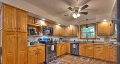 Privacy16Acres: Gathering Events-FirePit MountainView-Trampoline 3Decks-Game Rm