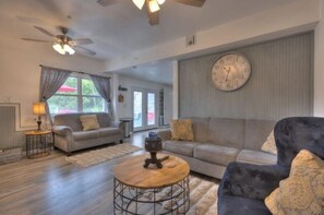 Smart TV, fireplace, video games, books - 16-Acre: MountainView-3 Decks-FirePit-Trampoline Game Rm. 10 min. Shows n Lake (Branson)