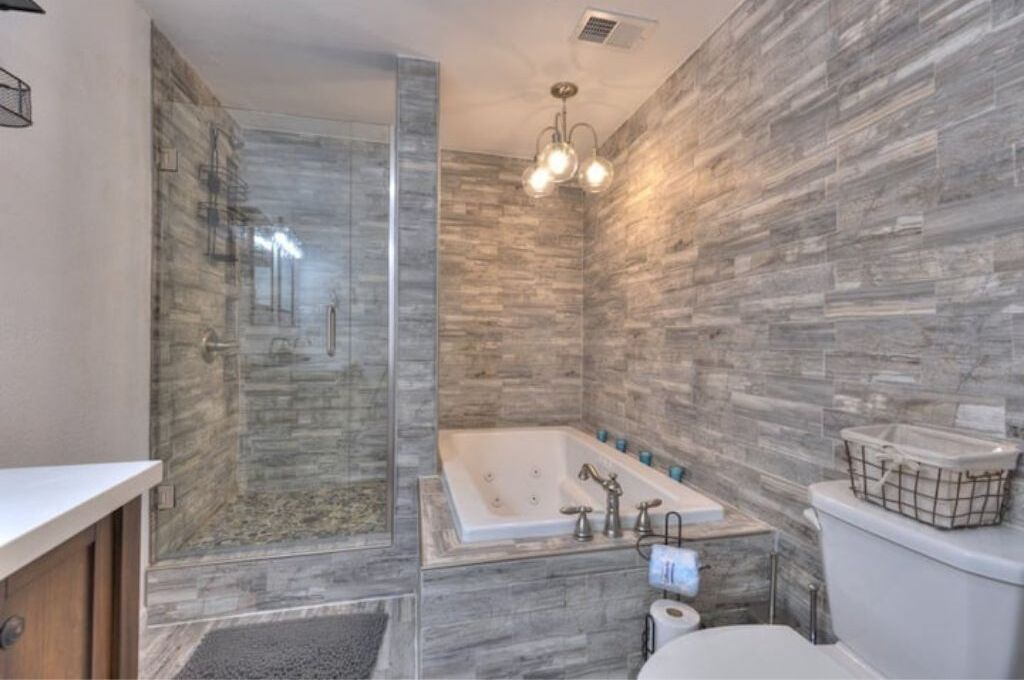 Douche, baignoire à jets, sèche-cheveux, serviettes fournies