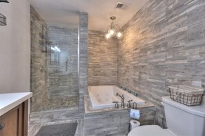 Douche, baignoire à jets, sèche-cheveux, serviettes fournies