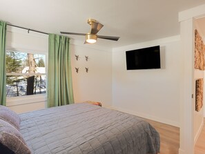 3 bedrooms, travel cot, free WiFi, bed sheets