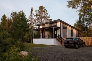 Exterior - Cozy Chalet w/Spa (Chertsey)