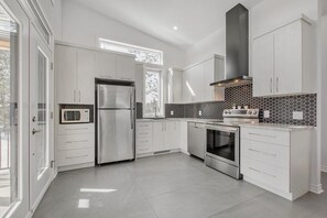 Fridge, microwave, oven, stovetop - Cozy Chalet w/Spa (Chertsey)