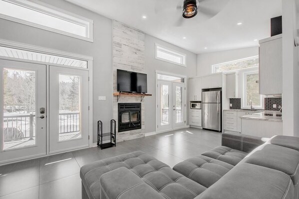 Smart TV, fireplace - Cozy Chalet w/Spa (Chertsey)