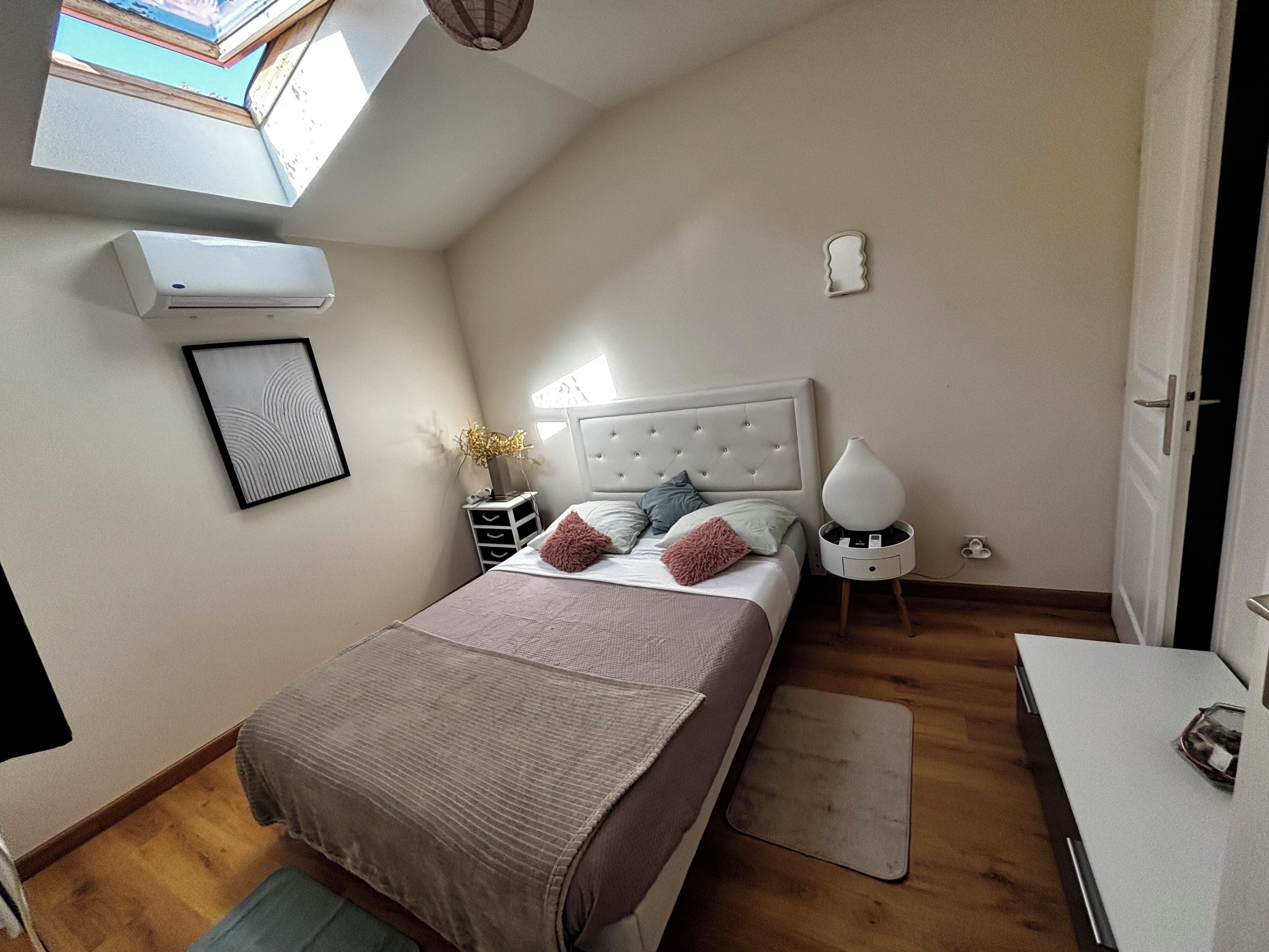 1 slaapkamer, een bureau, een strijkplank/strijkijzer, reisbedje